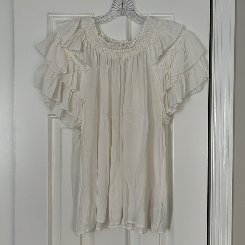 Like New! white luxe top with ruffle shoulders